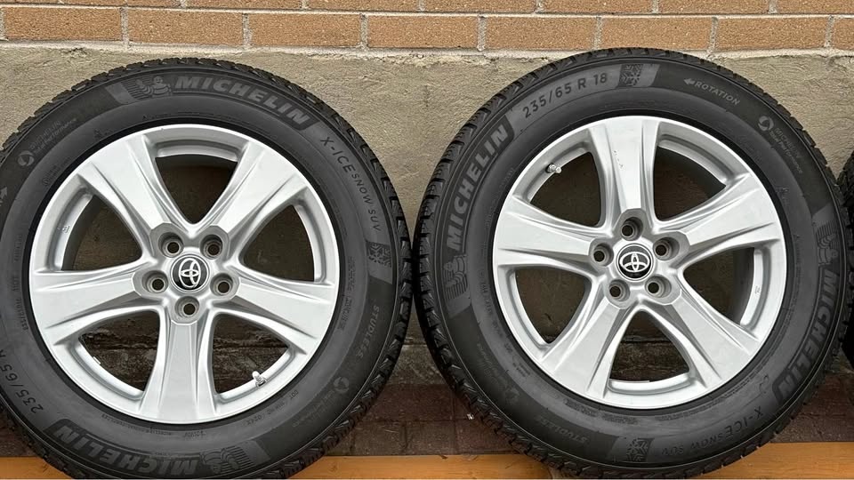 235/65R18 Toyota Highlander winter package original ￼