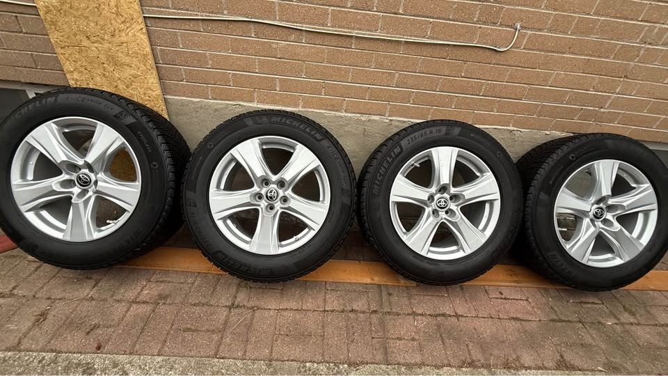 235/65R18 Toyota Highlander winter package original ￼ - photo 4