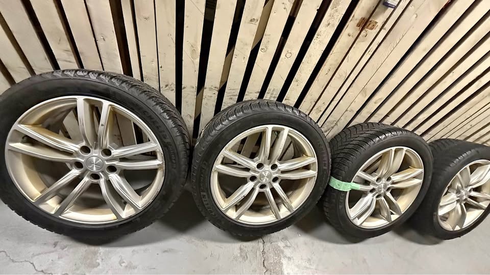 245/45R 19 tesla model S winter package ￼￼