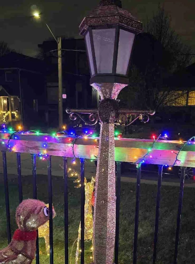 Help wanted to get my Christmas Lamp post working