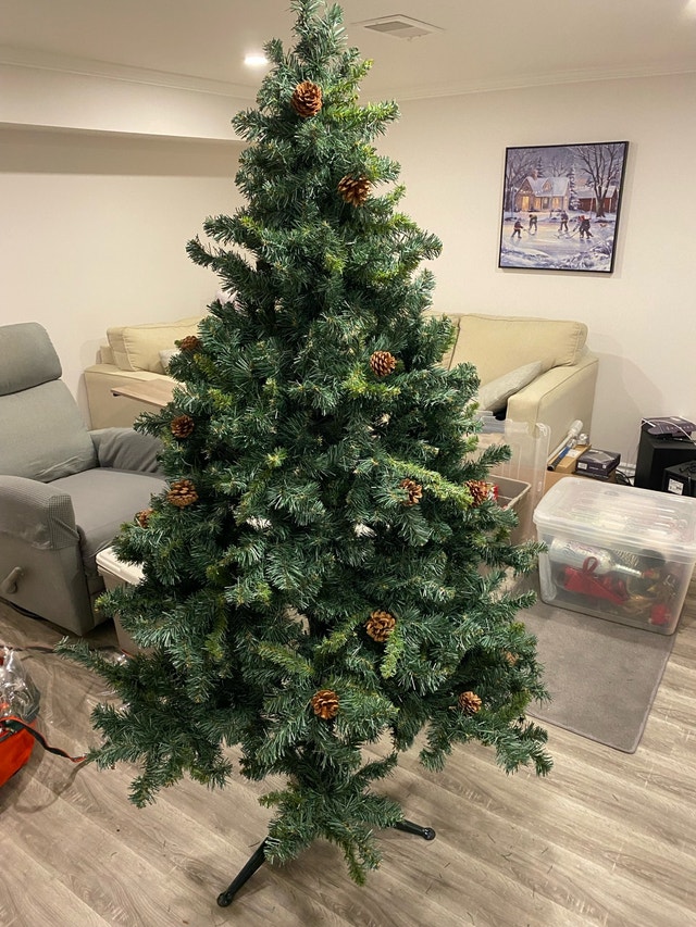 Realistic Christmas tree with pine cones $40! - photo 2