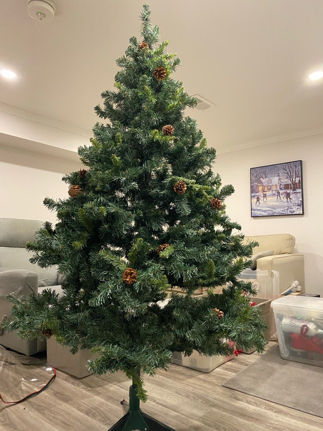 Realistic Christmas tree with pine cones $40! - photo 3