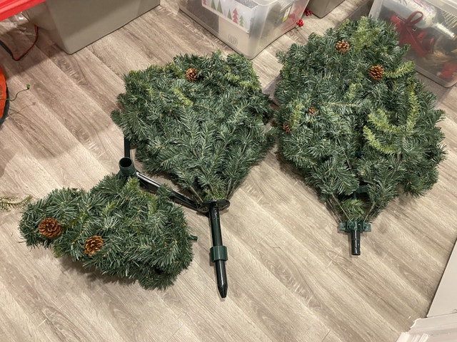 Realistic Christmas tree with pine cones $40! - photo 4