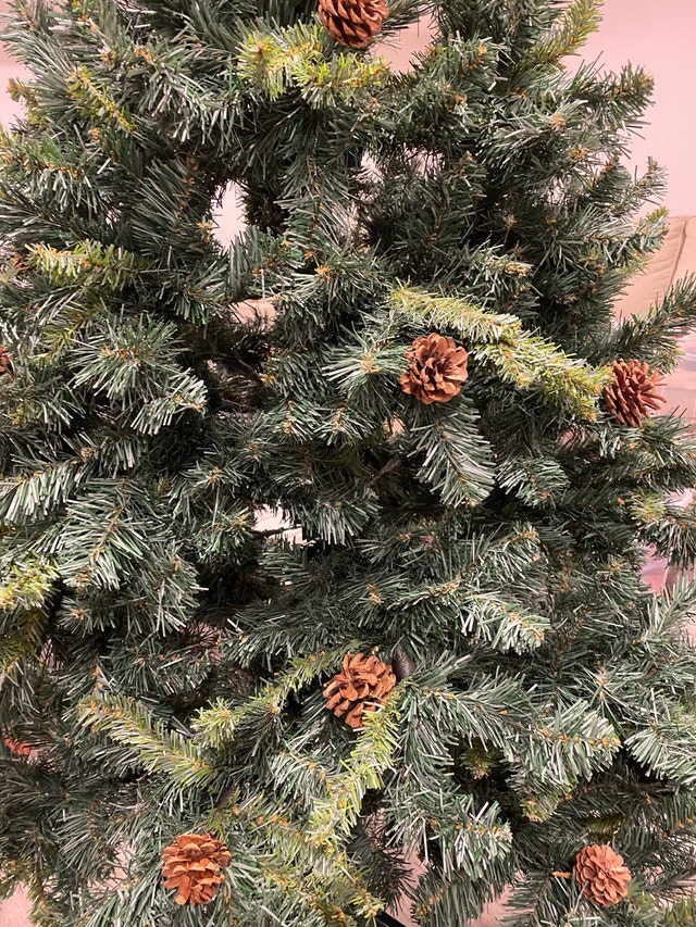 Realistic Christmas tree with pine cones $40! - photo 5