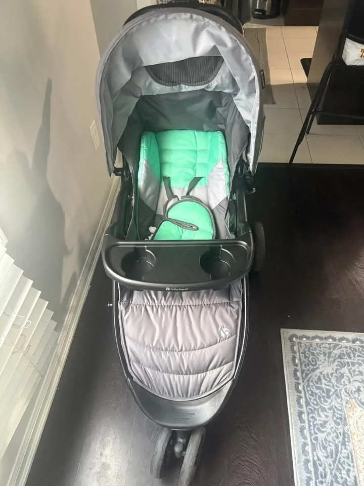Babytrend 3 wheel stroller with car seat and car seat base