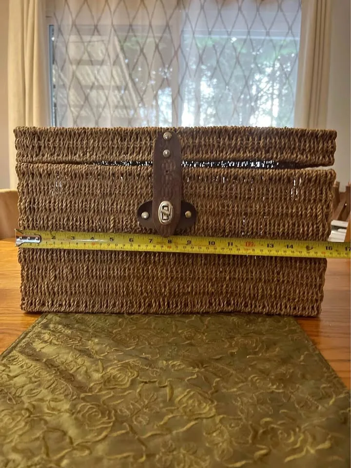 🧺 Woven Seagrass Storage Basket with Locking Lid