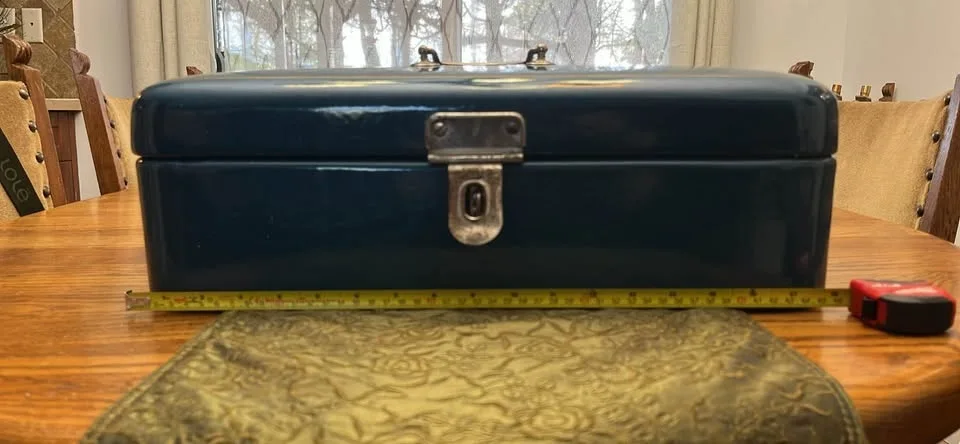 ✨ Vintage Enamel Metal Storage Box – Deep Blue ✨ image indicator(6)
