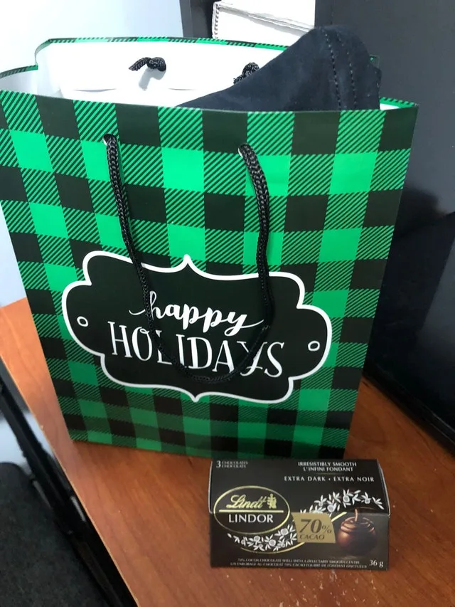 Happy Holidays Gift Bag image indicator(2)