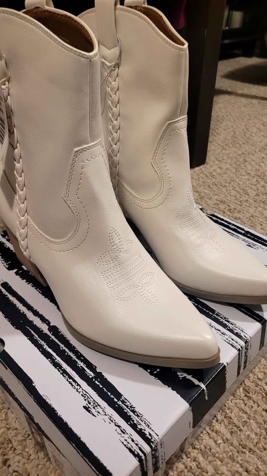 Dolce Vita boots size 9 - photo 4