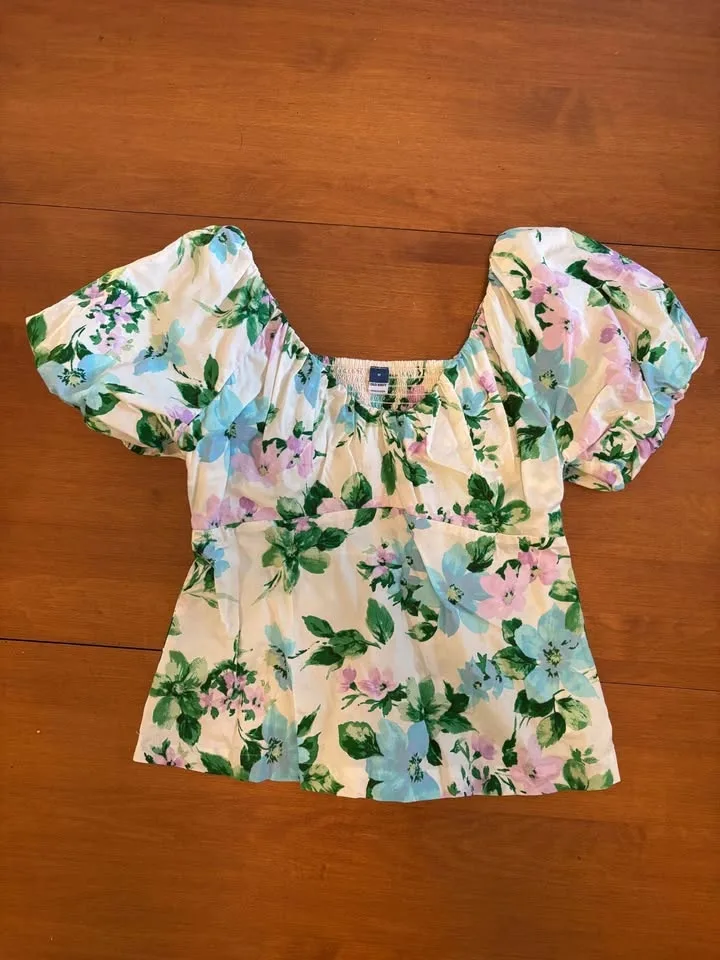 Old Navy Floral Puff-Sleeve Blouse Size M (Like New!) image indicator(2)
