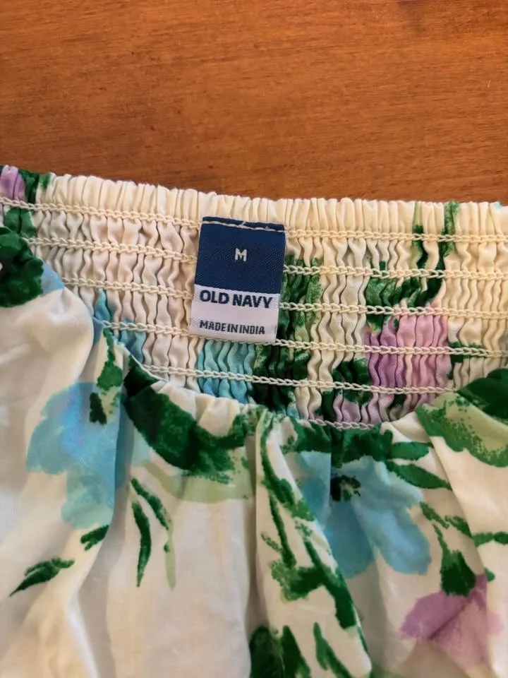 Old Navy Floral Puff-Sleeve Blouse Size M (Like New!) image indicator(3)