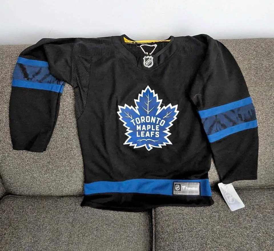 BRAND NEW Toronto Maple Leafs Youth XL Black Jersey
