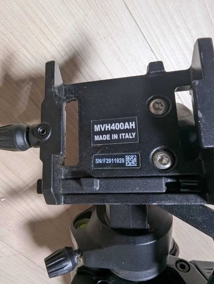TRIPOD - VERY GENTLY USED MANFROTTO 290 tripod image indicator(3)
