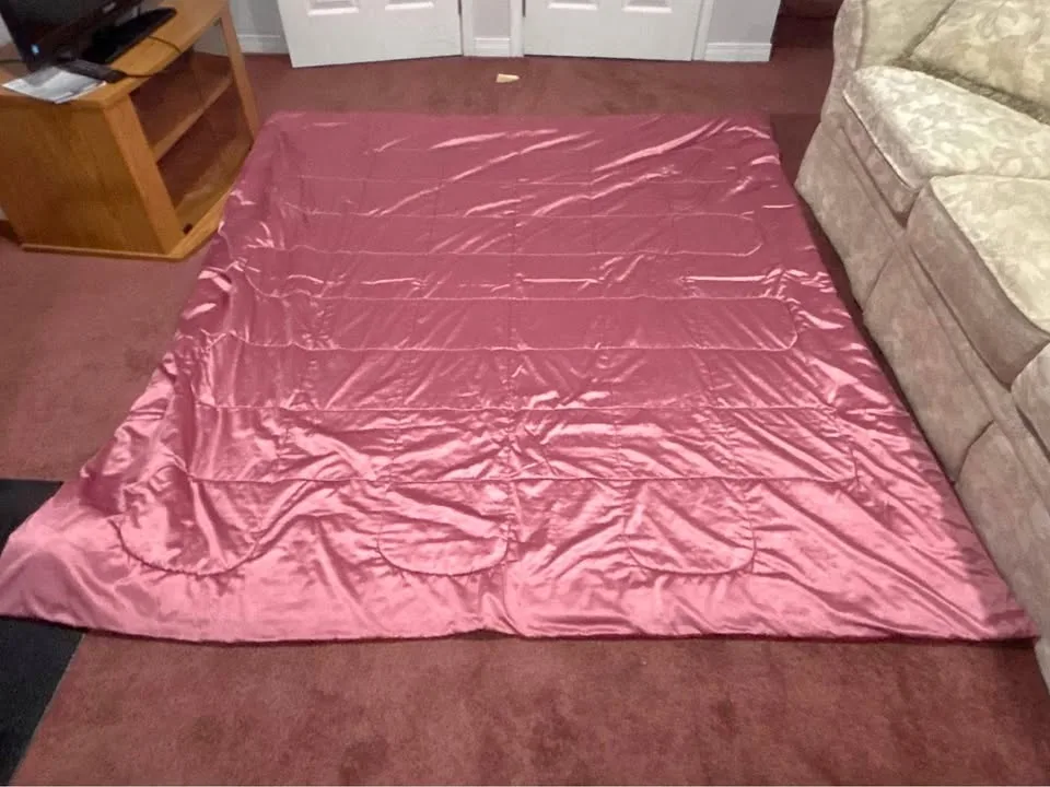 Reversible comforter with 2 shams