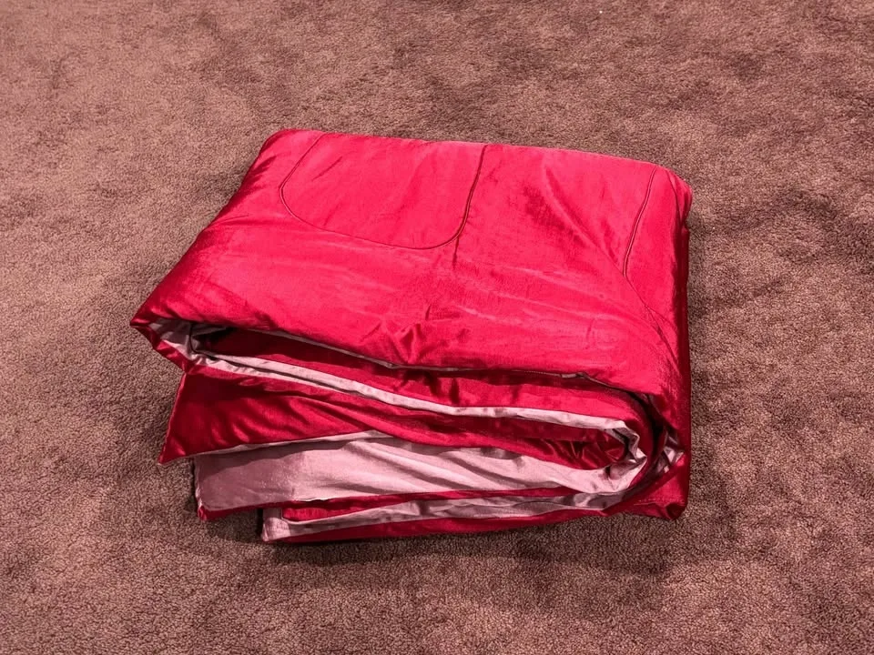 Reversible comforter with 2 shams image indicator(2)