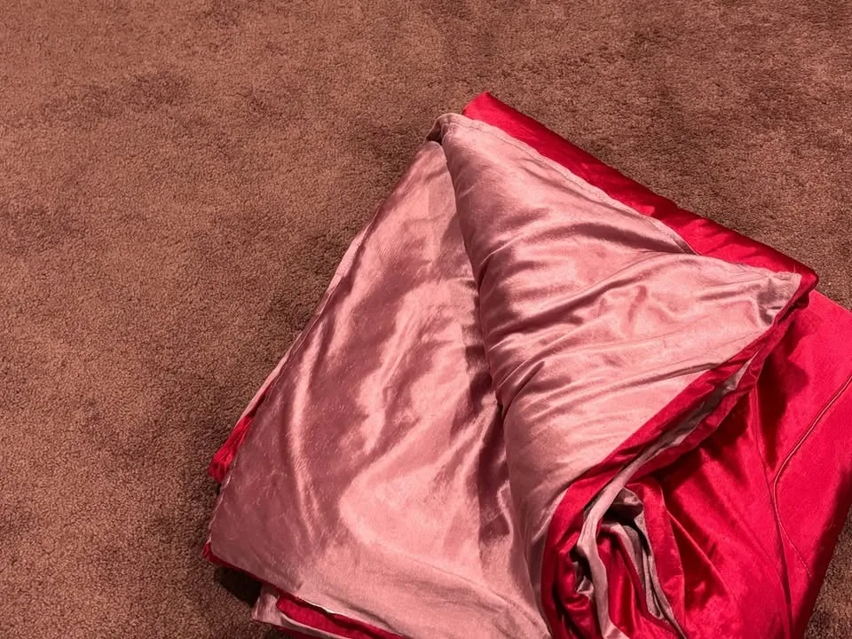 Reversible comforter with 2 shams image indicator(3)