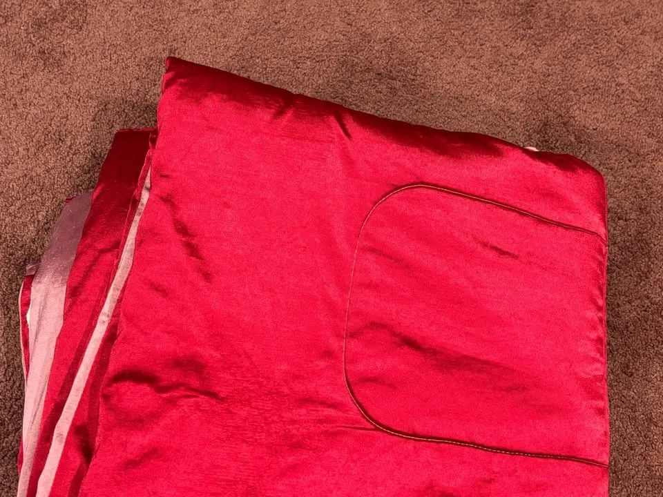 Reversible comforter with 2 shams image indicator(4)