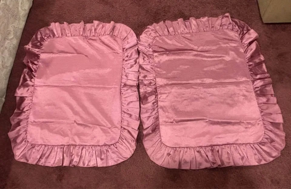 Reversible comforter with 2 shams image indicator(5)