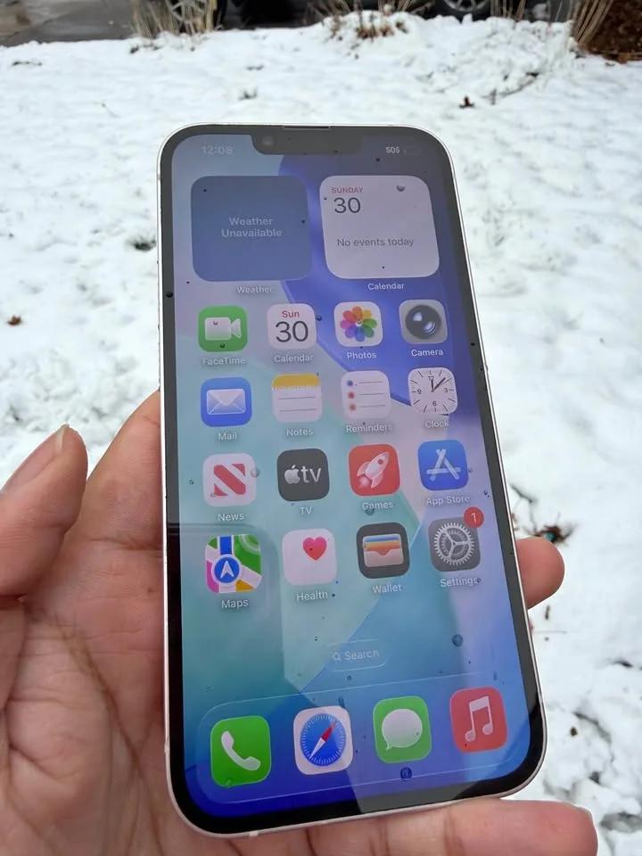 (LIKE NEW) iPhone 13 w/ 256GB & 79% Battery Health