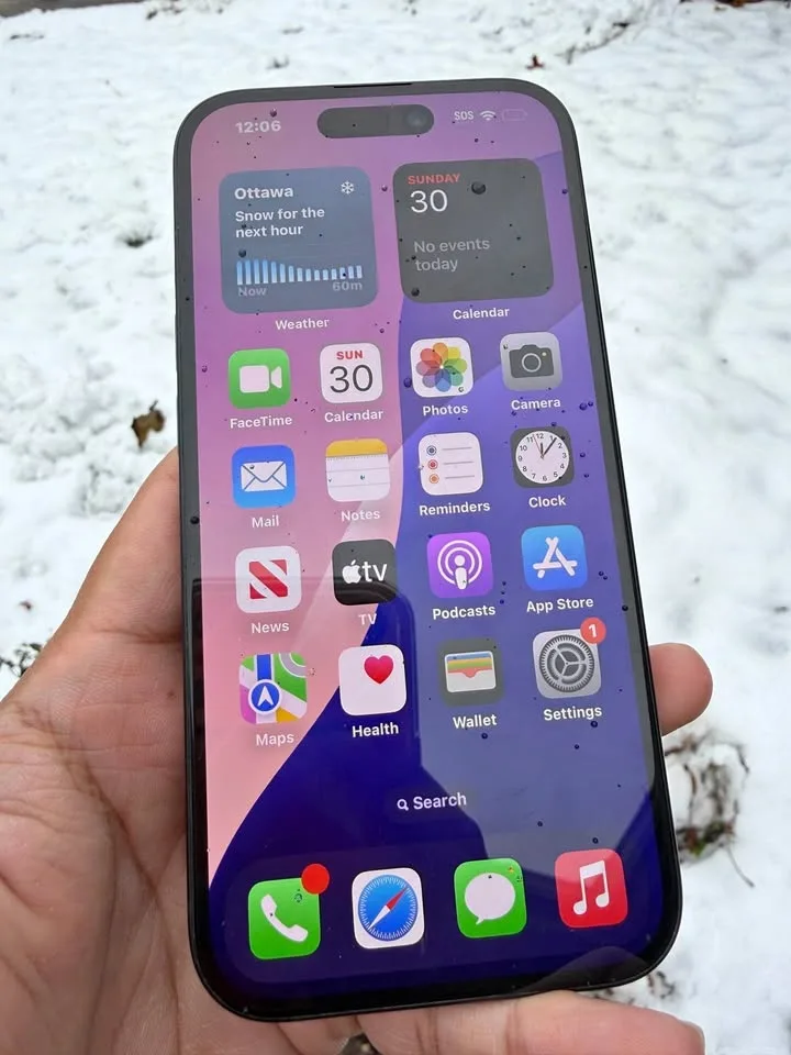 (LIKE NEW) iPhone 15 w/ 128GB & 87% Battery Health