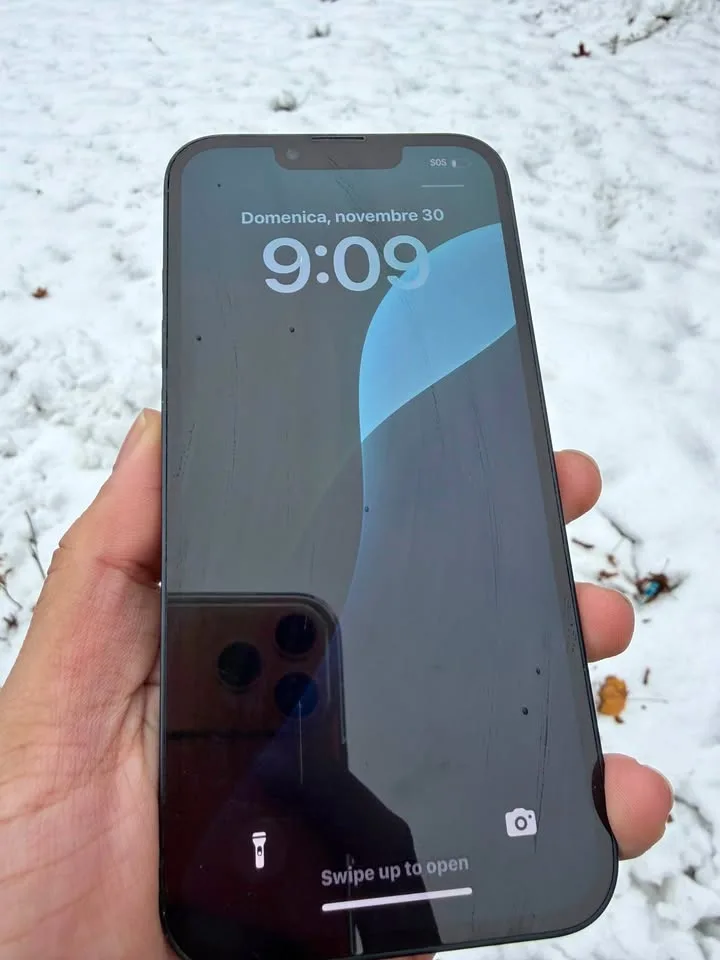 (LIKE NEW) iPhone 13 w/ 64GB & 81% Battery Health