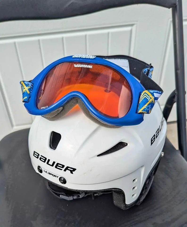 BAUER kids hockey helmet size 6 with ski googles
