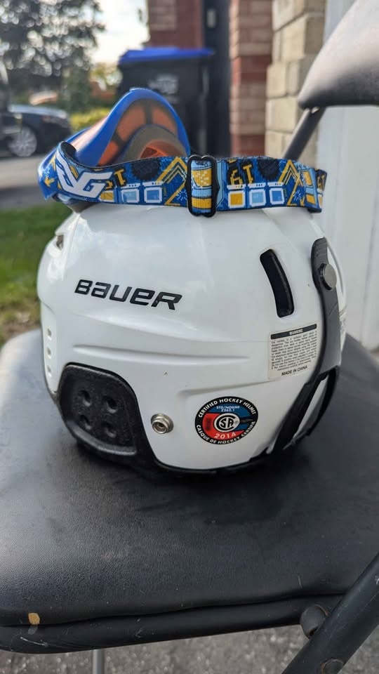 BAUER kids hockey helmet size 6 with ski googles - photo 4