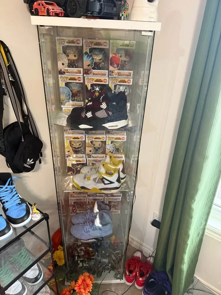 Glass showcase with Spot Light image indicator(2)