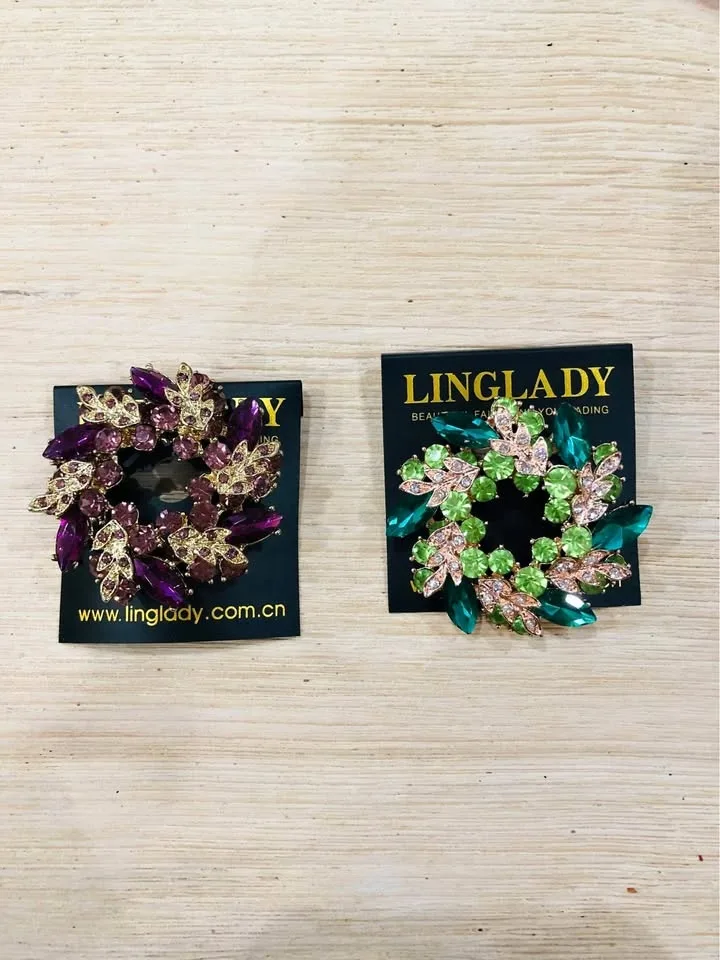 Sparkly Christmas Wreath Brooches - 2 Colors! (Holiday Jewelry)