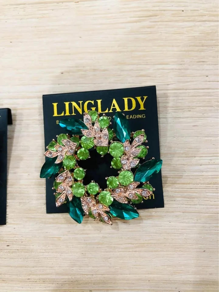 Sparkly Christmas Wreath Brooches - 2 Colors! (Holiday Jewelry) image indicator(3)