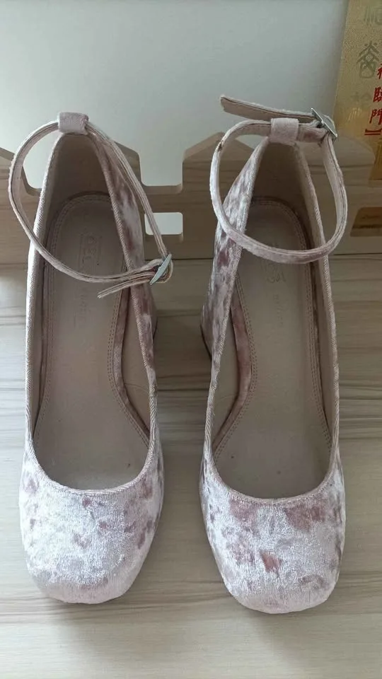 ‼️NEED GONE ASAP‼️ASOS Blush Pink Velvet Block Heels image indicator(4)