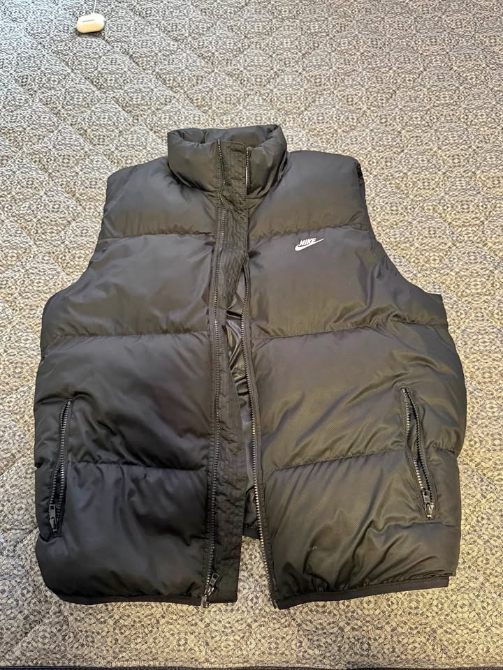 Nike puffer vest size L