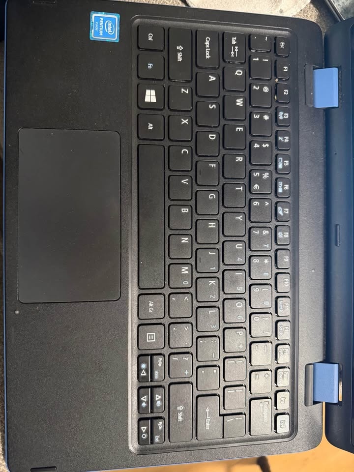 Acer Aspire R3-131T – Touchscreen Laptop – Like New - photo 3