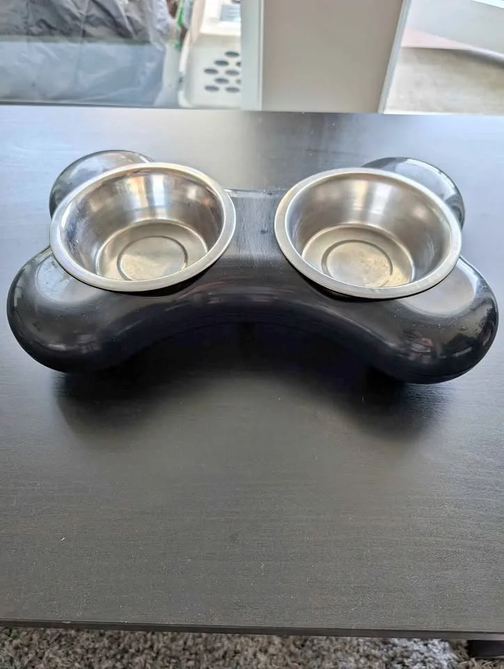 Dual bowl dog feeder