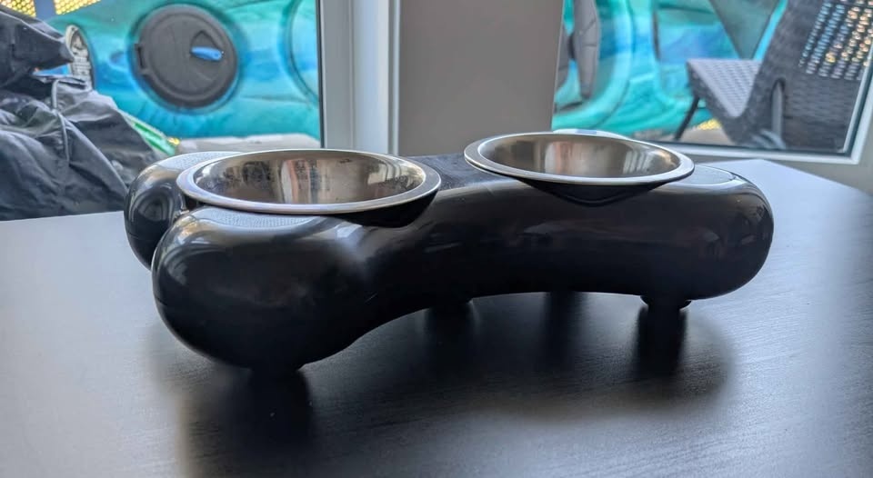 Dual bowl dog feeder - photo 2