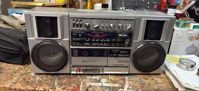 Hitachi TRK-9100HC Boombox
