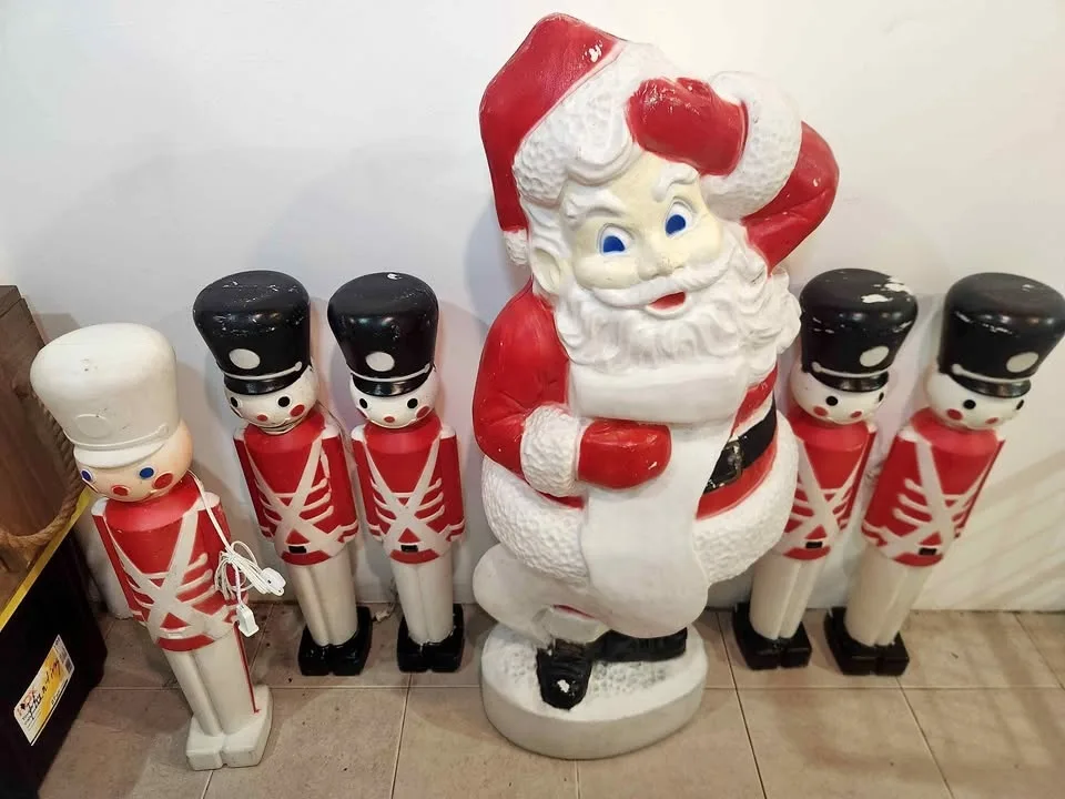 Union Products Santa and 5 soldiers blow molds