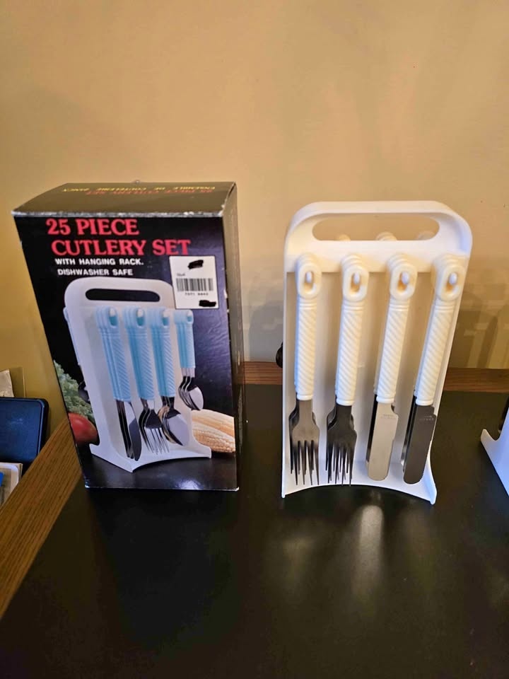 25 peice cutlery set