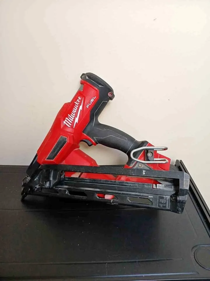 Milwaukee brushless M18 15 guage finishing nailer