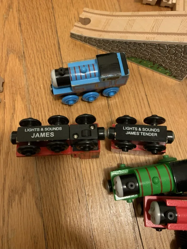 Thomas the Tank Engine - lot of tracks, kits, cars & book image indicator(3)