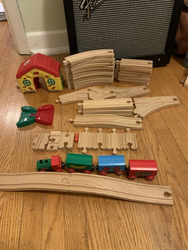 Thomas the Tank Engine - lot of tracks, kits, cars & book image indicator(5)