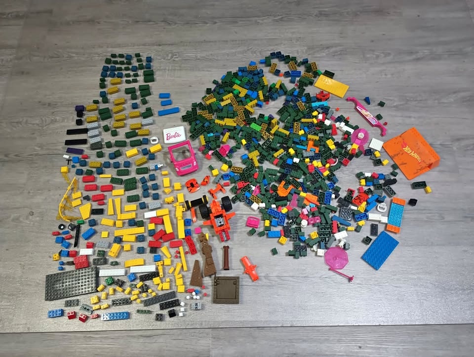 Lot of over 950 Mega Bloks Toy Building Blocks and Pieces