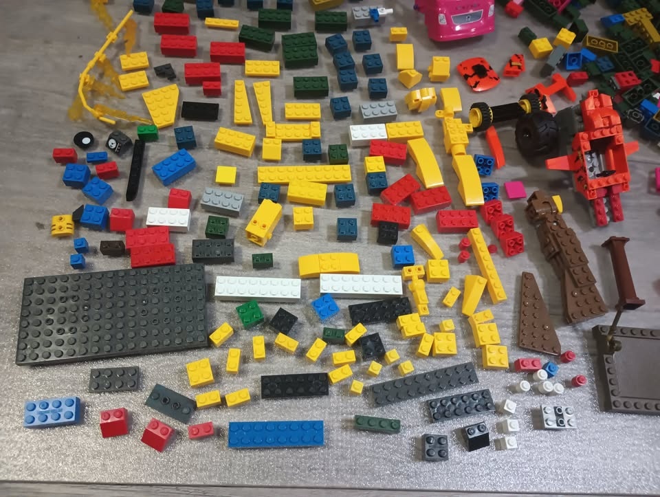 Lot of over 950 Mega Bloks Toy Building Blocks and Pieces - photo 2