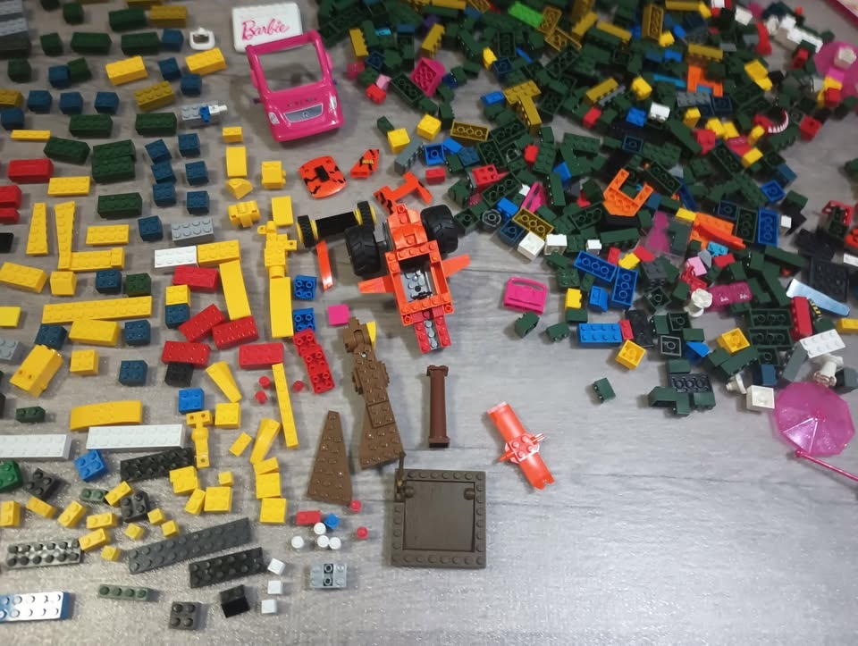 Lot of over 950 Mega Bloks Toy Building Blocks and Pieces - photo 3