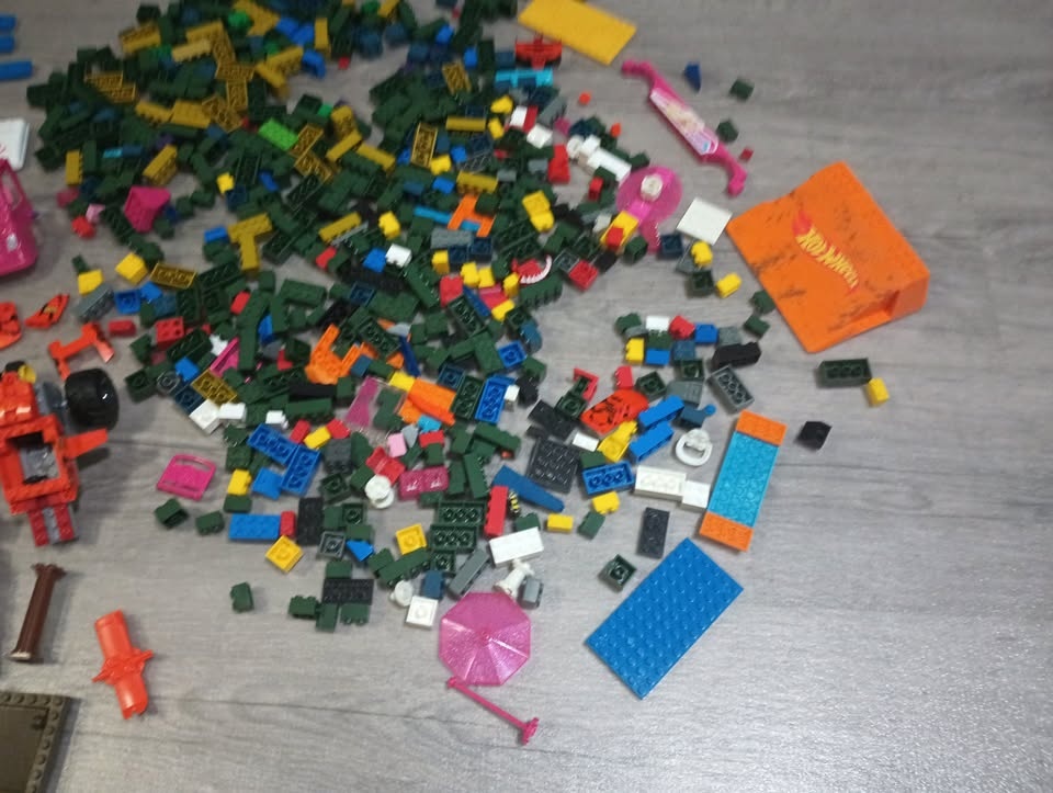 Lot of over 950 Mega Bloks Toy Building Blocks and Pieces - photo 4