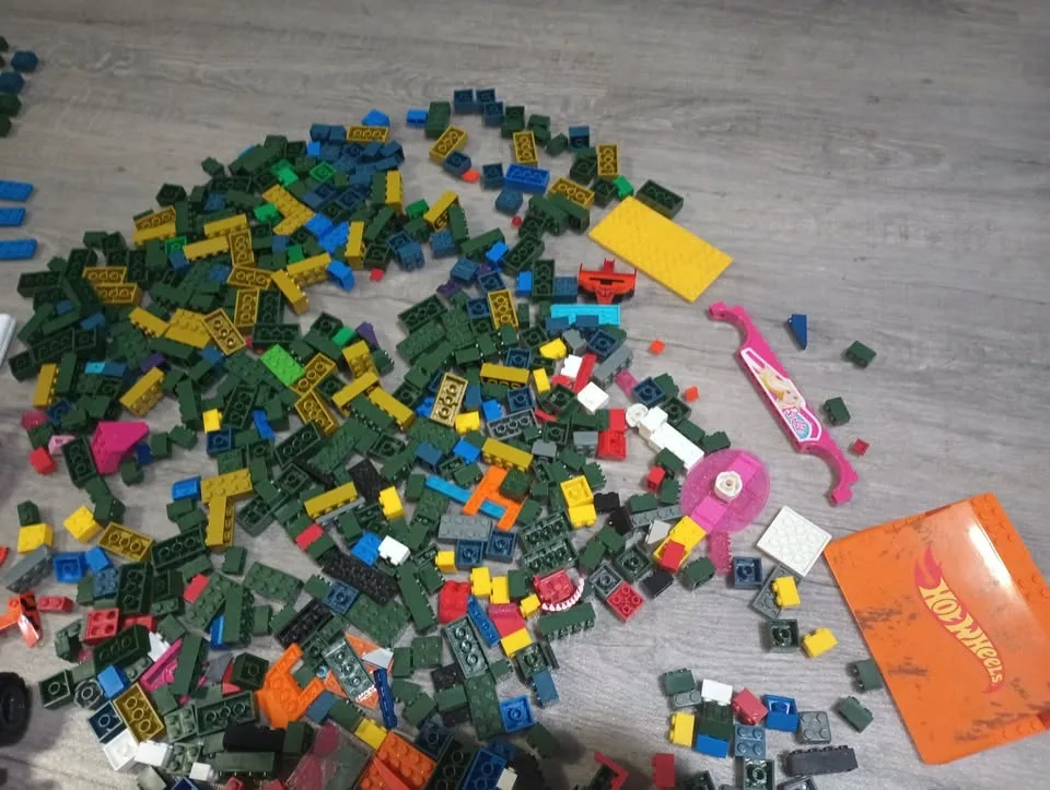 Lot of over 950 Mega Bloks Toy Building Blocks and Pieces image indicator(5)