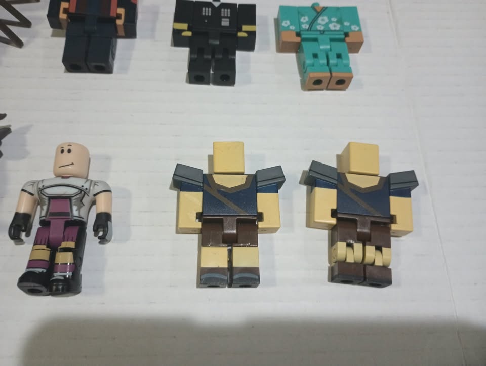 Lot of Roblox Toy Figures - photo 4