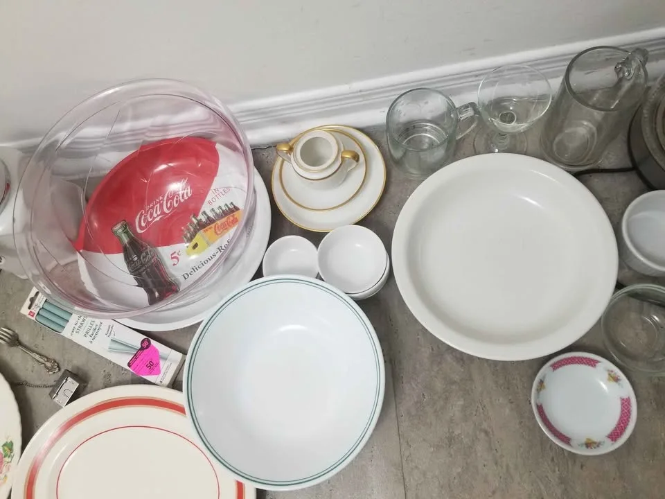 Random Assortment of Kitchen Items image indicator(3)