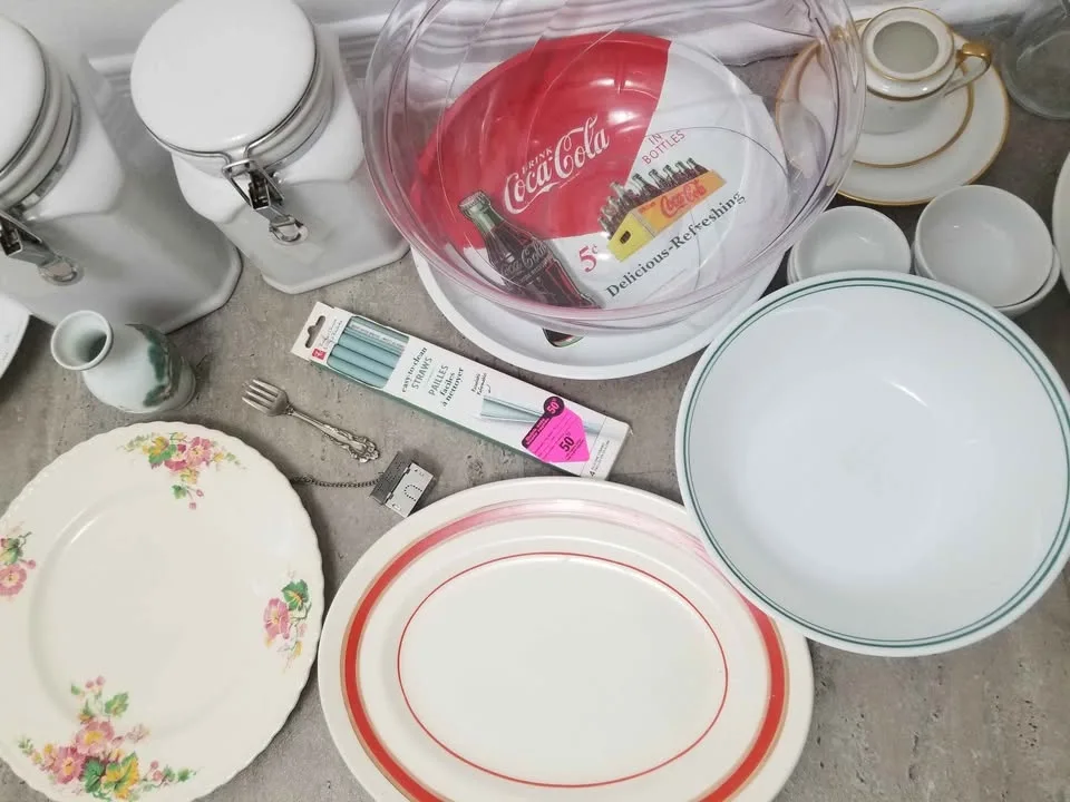 Random Assortment of Kitchen Items image indicator(4)