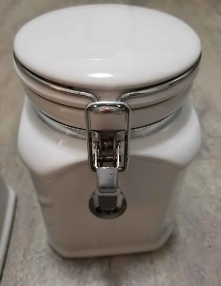 Random Assortment of Kitchen Items image indicator(8)